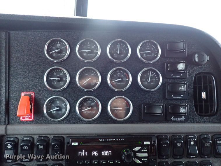 image for item JO9633 2015 Peterbilt 388  semi truck