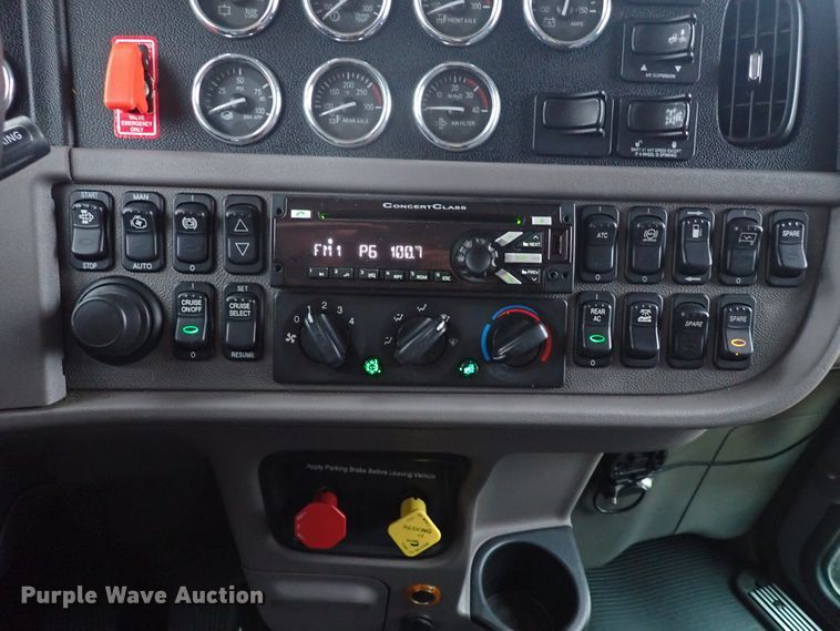 image for item JO9633 2015 Peterbilt 388  semi truck