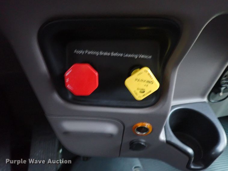 image for item JO9633 2015 Peterbilt 388  semi truck