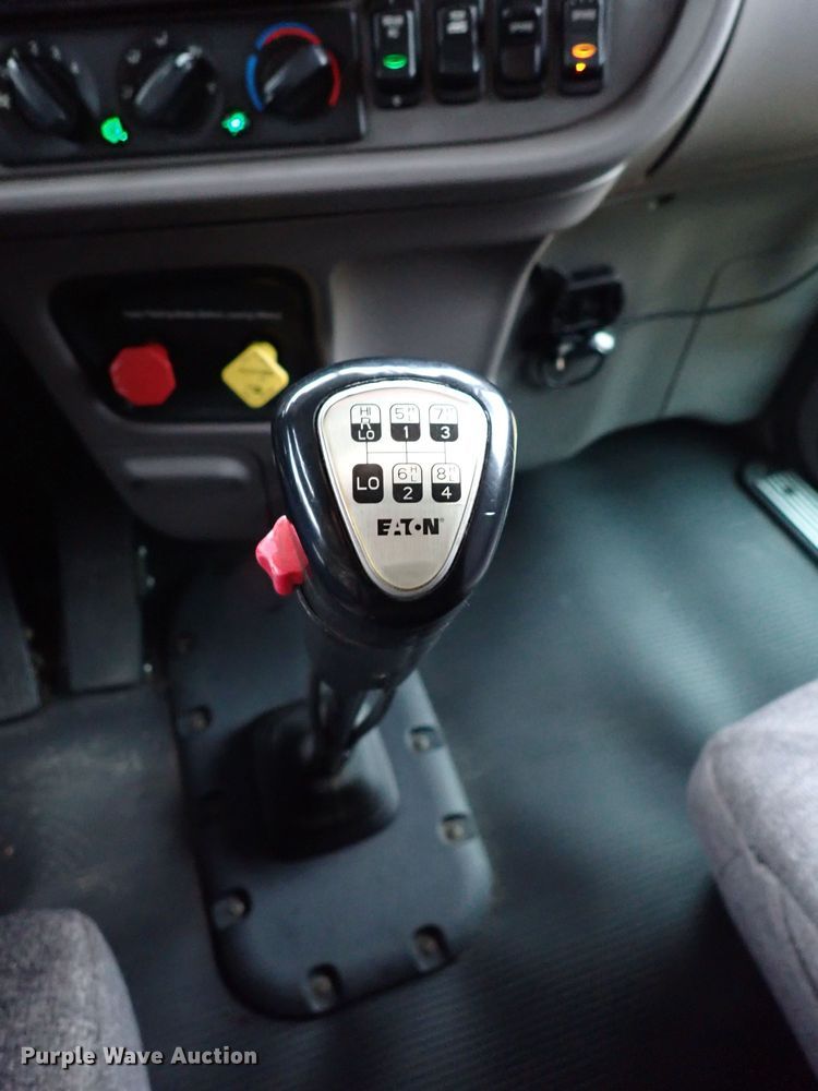 image for item JO9633 2015 Peterbilt 388  semi truck