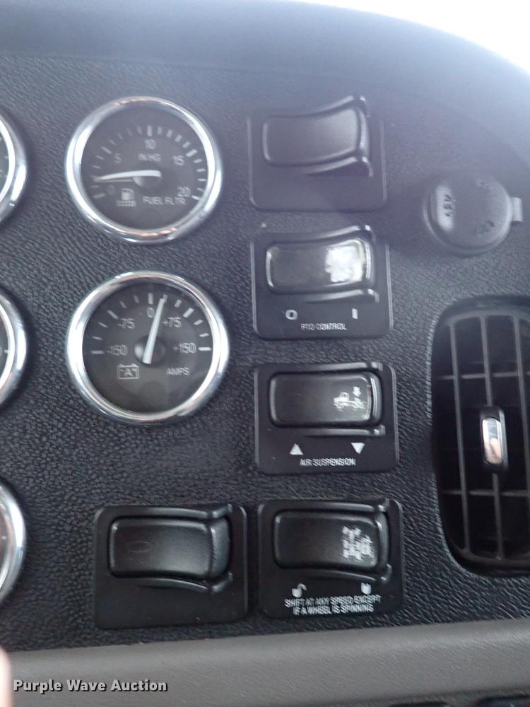 image for item JO9633 2015 Peterbilt 388  semi truck