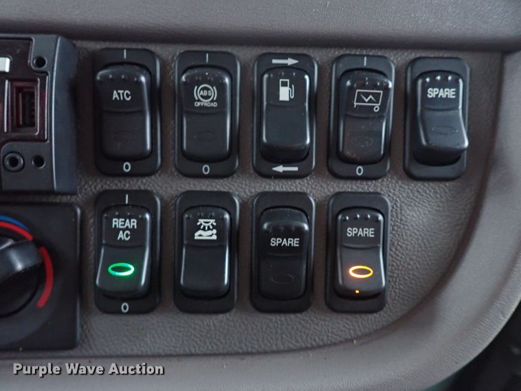 image for item JO9633 2015 Peterbilt 388  semi truck