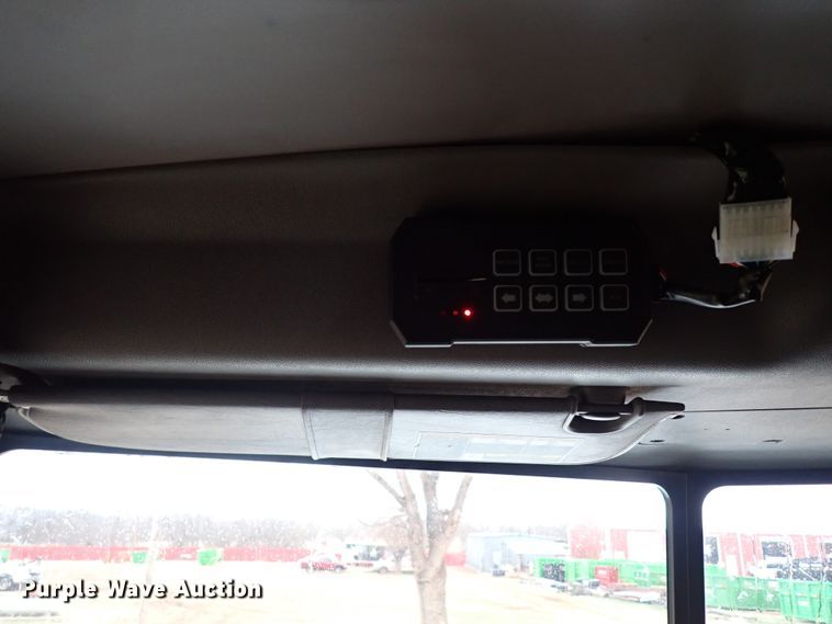 image for item JO9633 2015 Peterbilt 388  semi truck