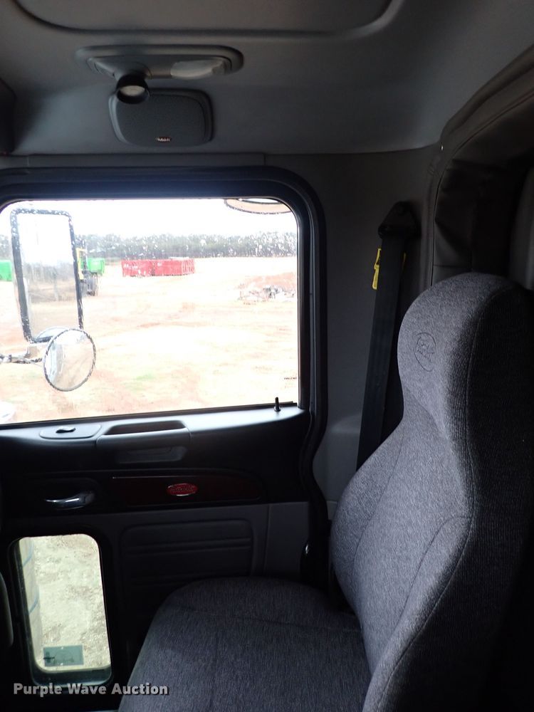 image for item JO9633 2015 Peterbilt 388  semi truck