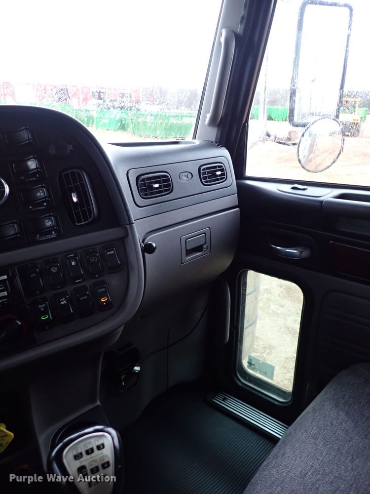 image for item JO9633 2015 Peterbilt 388  semi truck