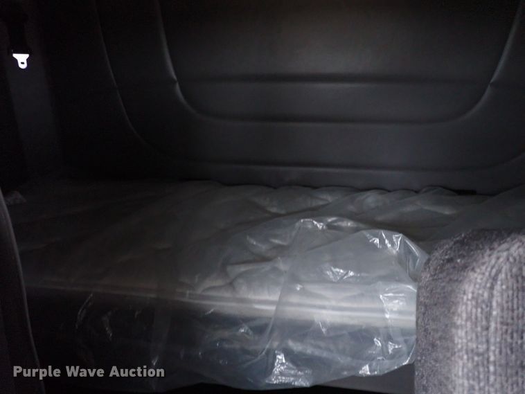 image for item JO9633 2015 Peterbilt 388  semi truck