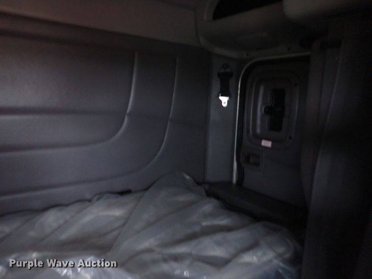 image for item JO9633 2015 Peterbilt 388  semi truck