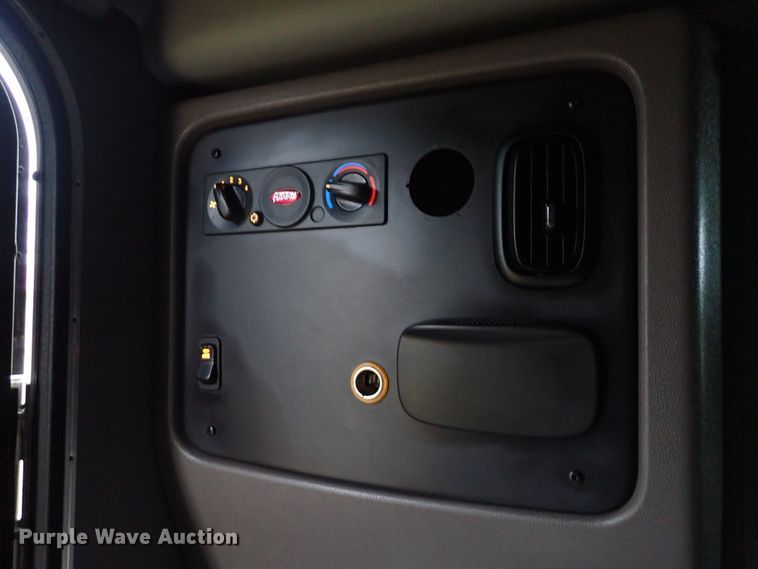 image for item JO9633 2015 Peterbilt 388  semi truck