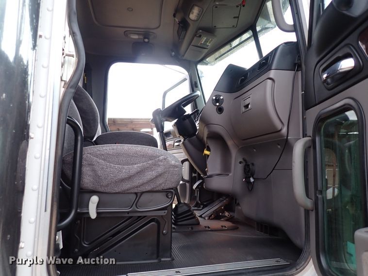 image for item JO9633 2015 Peterbilt 388  semi truck