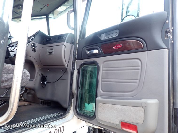 image for item JO9633 2015 Peterbilt 388  semi truck