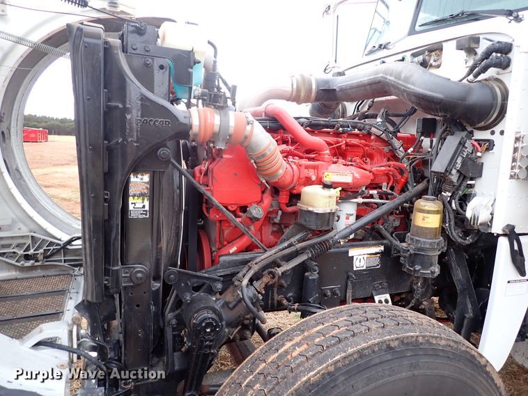 image for item JO9633 2015 Peterbilt 388  semi truck