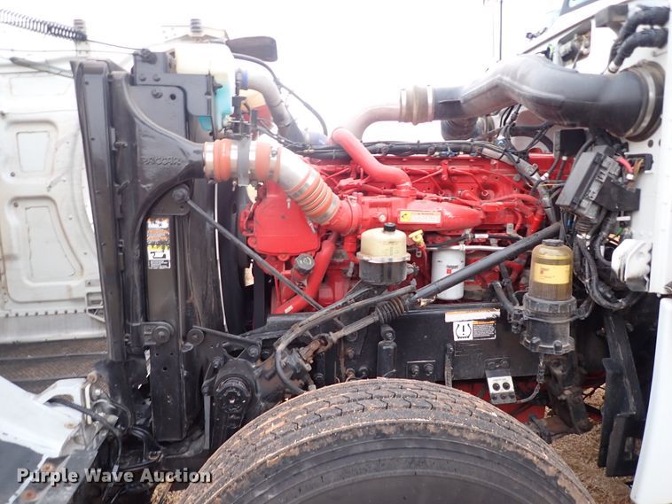 image for item JO9633 2015 Peterbilt 388  semi truck