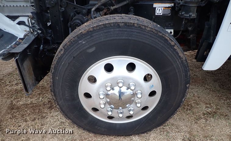 image for item JO9633 2015 Peterbilt 388  semi truck