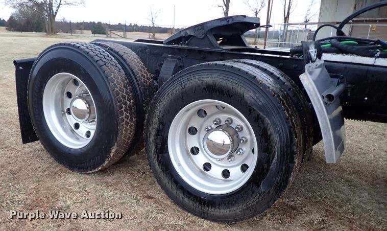 image for item JO9633 2015 Peterbilt 388  semi truck