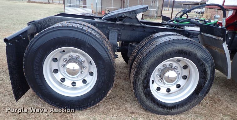 image for item JO9633 2015 Peterbilt 388  semi truck