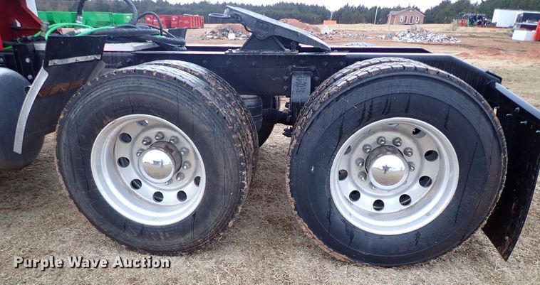 image for item JO9633 2015 Peterbilt 388  semi truck