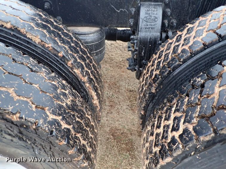 image for item JO9633 2015 Peterbilt 388  semi truck