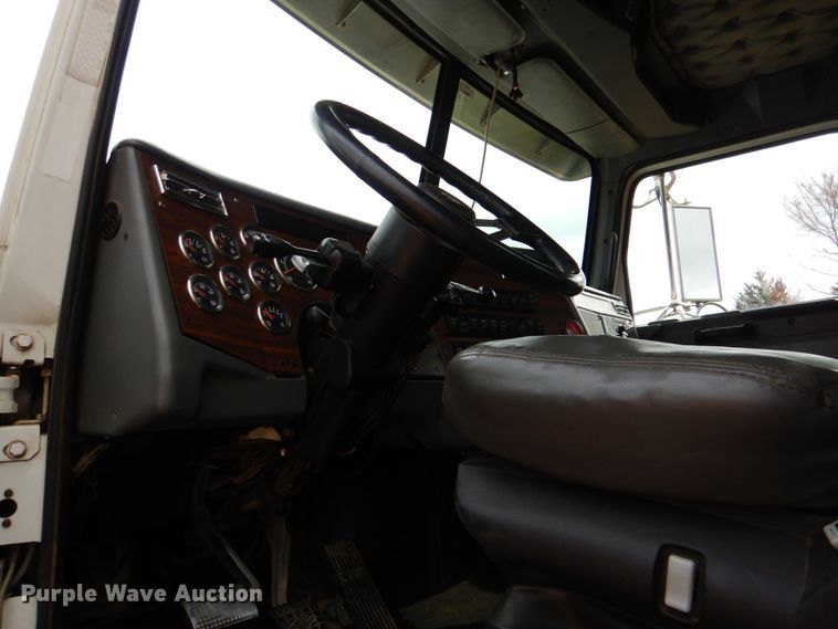 image for item JS9613 2005 Western Star 4900  semi truck