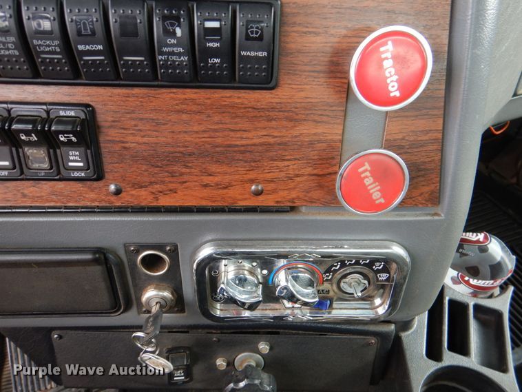 image for item JS9613 2005 Western Star 4900  semi truck