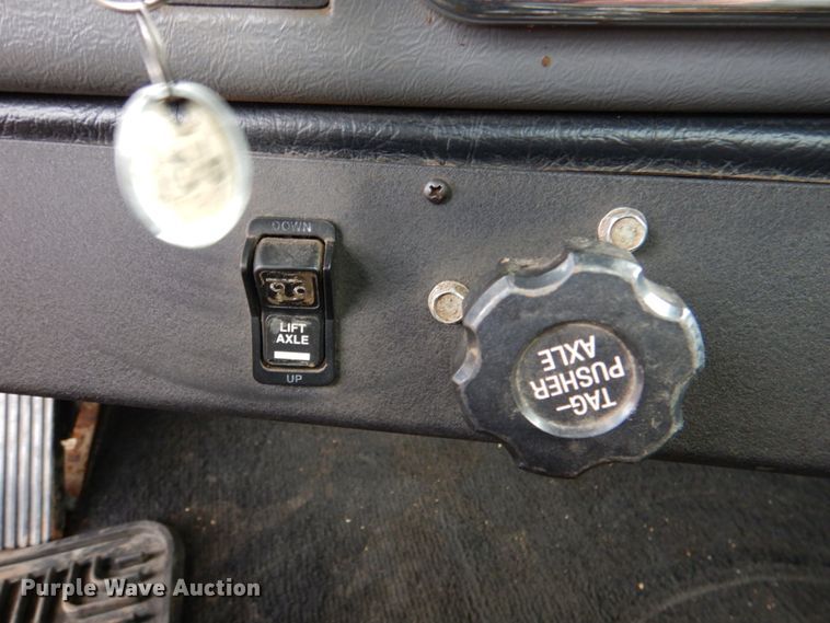 image for item JS9613 2005 Western Star 4900  semi truck