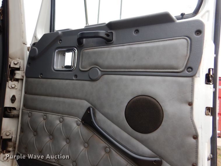 image for item JS9613 2005 Western Star 4900  semi truck