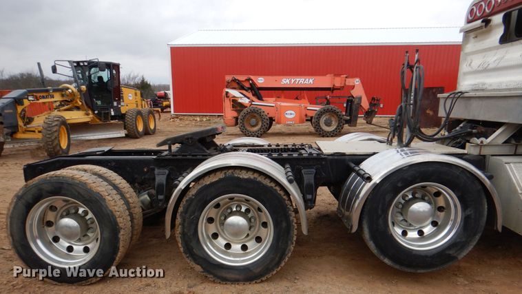 image for item JS9613 2005 Western Star 4900  semi truck