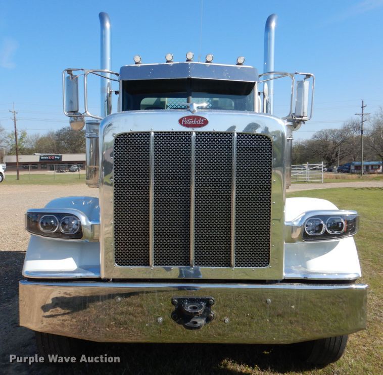 image for item KP9231 2015 Peterbilt 389  semi truck