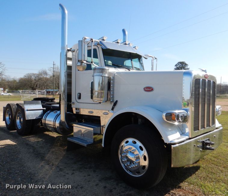 image for item KP9231 2015 Peterbilt 389  semi truck