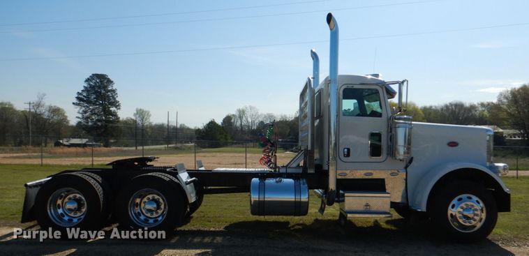 image for item KP9231 2015 Peterbilt 389  semi truck