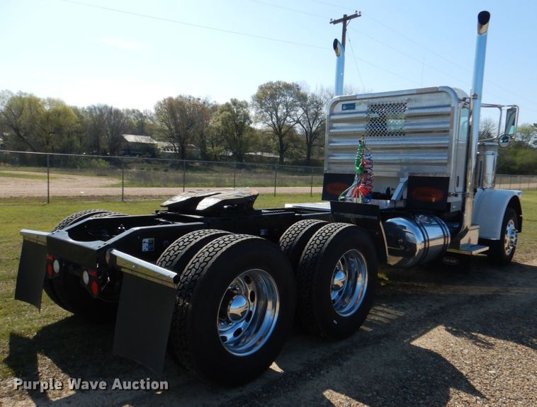 image for item KP9231 2015 Peterbilt 389  semi truck