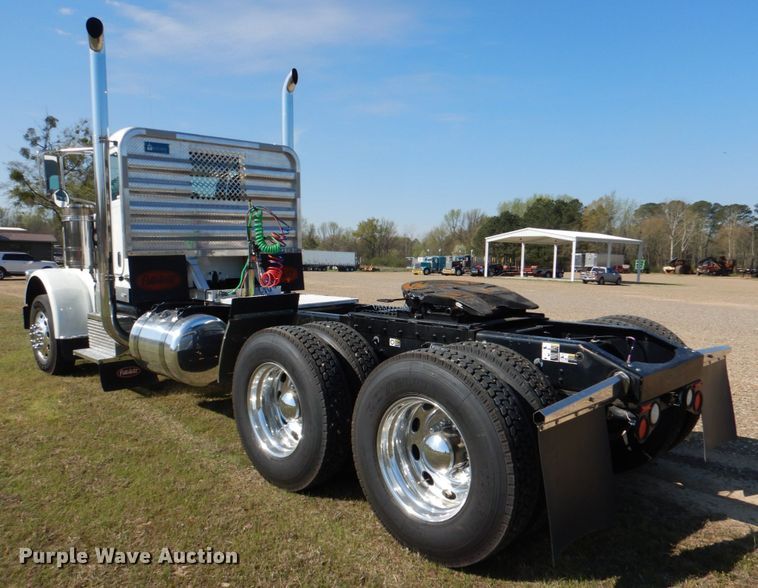 image for item KP9231 2015 Peterbilt 389  semi truck