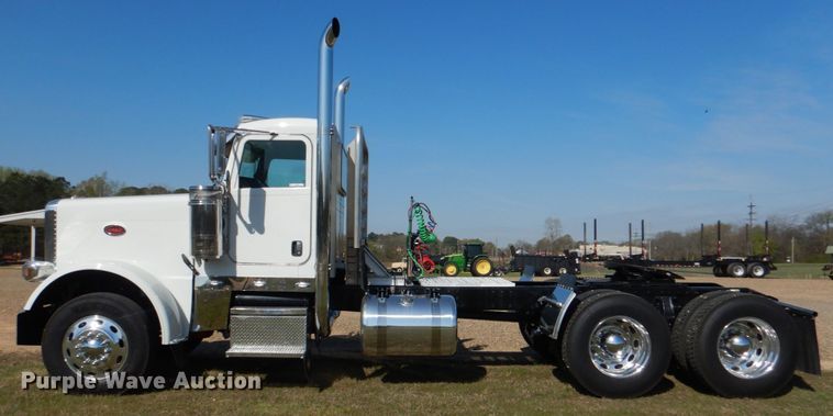 image for item KP9231 2015 Peterbilt 389  semi truck