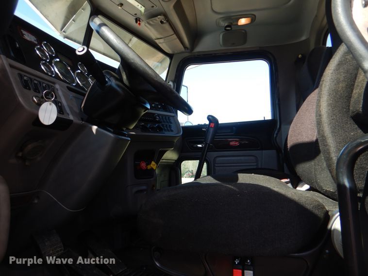 image for item KP9231 2015 Peterbilt 389  semi truck