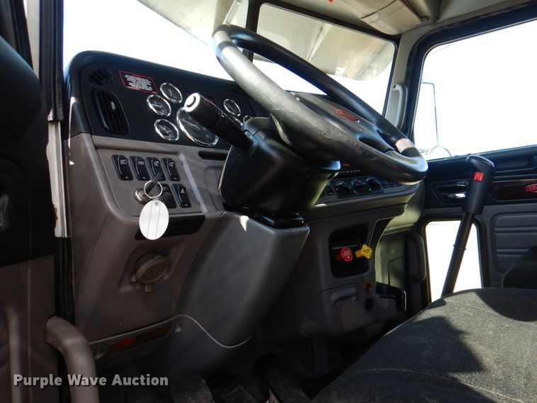 image for item KP9231 2015 Peterbilt 389  semi truck