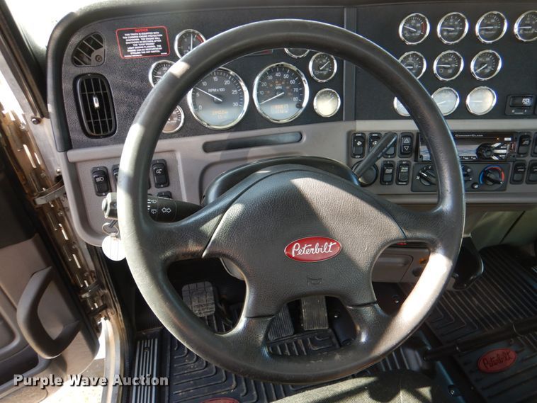 image for item KP9231 2015 Peterbilt 389  semi truck