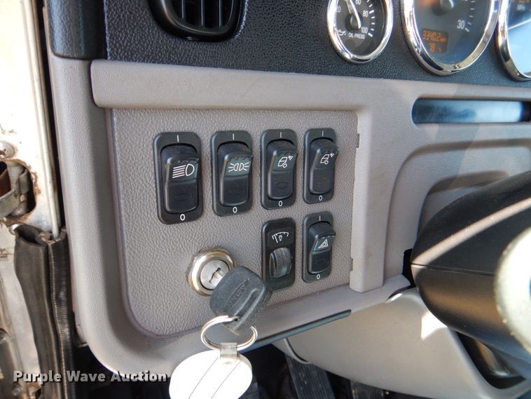 image for item KP9231 2015 Peterbilt 389  semi truck