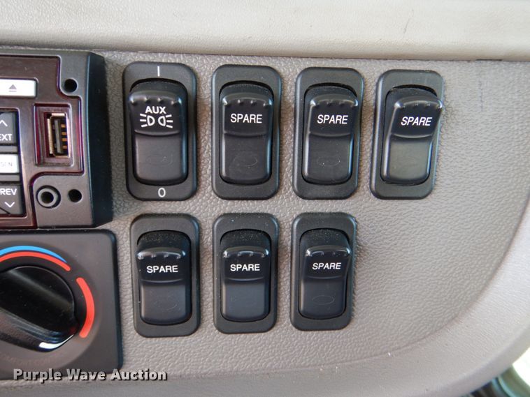 image for item KP9231 2015 Peterbilt 389  semi truck