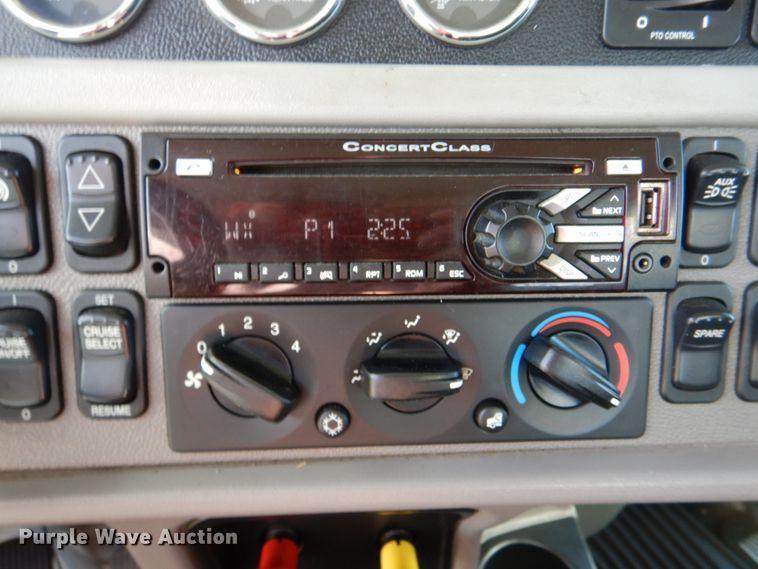 image for item KP9231 2015 Peterbilt 389  semi truck