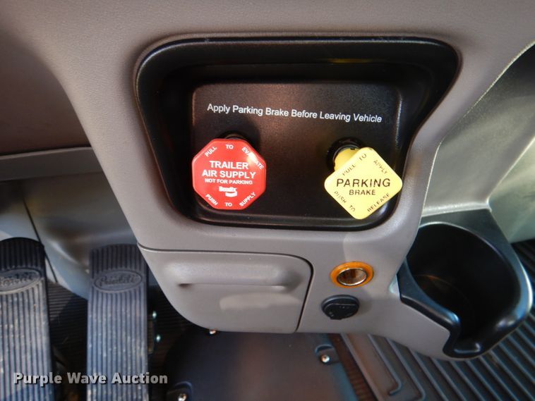 image for item KP9231 2015 Peterbilt 389  semi truck