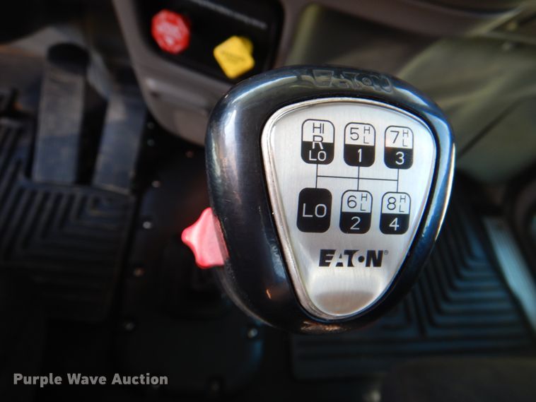 image for item KP9231 2015 Peterbilt 389  semi truck