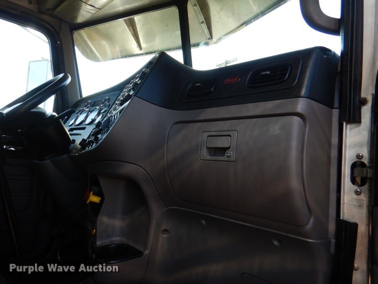 image for item KP9231 2015 Peterbilt 389  semi truck