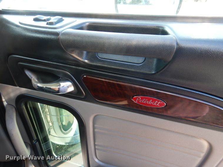 image for item KP9231 2015 Peterbilt 389  semi truck