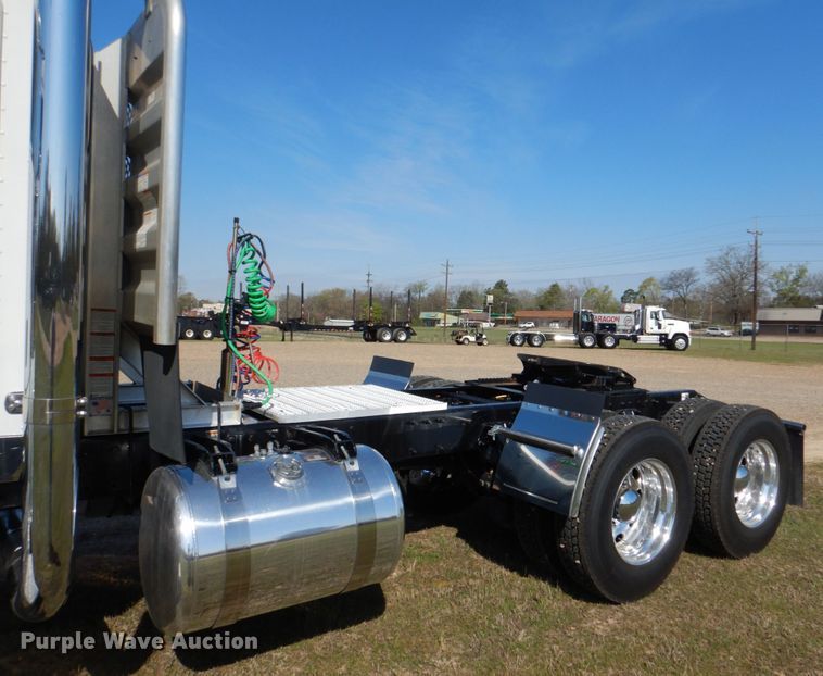 image for item KP9231 2015 Peterbilt 389  semi truck