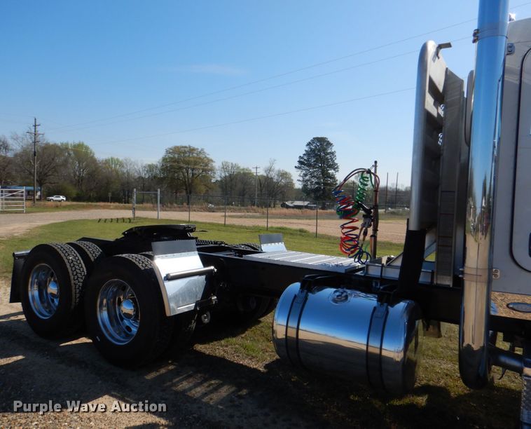 image for item KP9231 2015 Peterbilt 389  semi truck