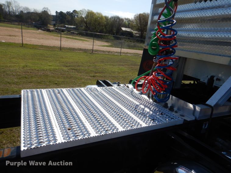 image for item KP9231 2015 Peterbilt 389  semi truck