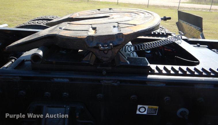 image for item KP9231 2015 Peterbilt 389  semi truck