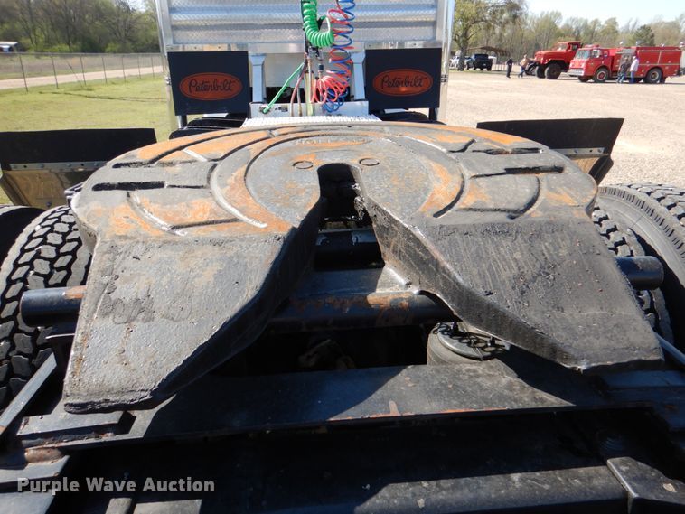 image for item KP9231 2015 Peterbilt 389  semi truck