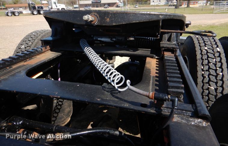 image for item KP9231 2015 Peterbilt 389  semi truck