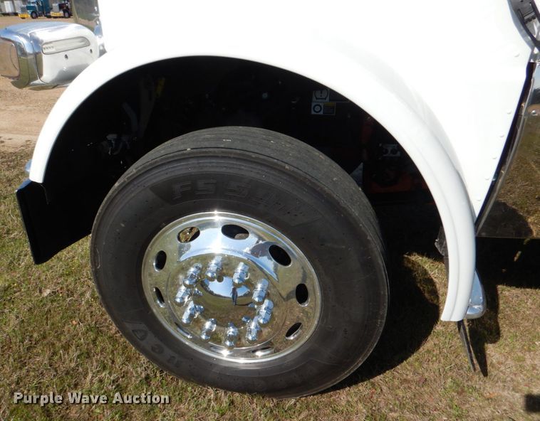 image for item KP9231 2015 Peterbilt 389  semi truck