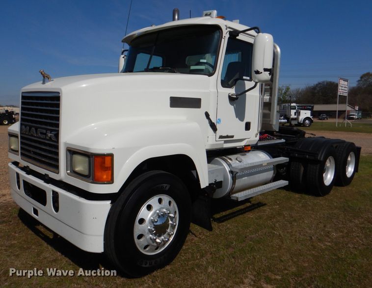 image for item KP9232 2005 Mack CHN613  semi truck